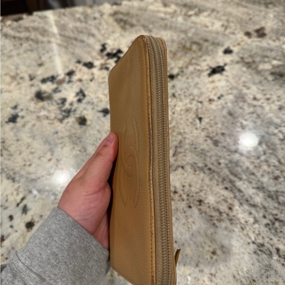 Chanel Caviar Zip Wallet (100% Authentic) - Picture 4 of 8